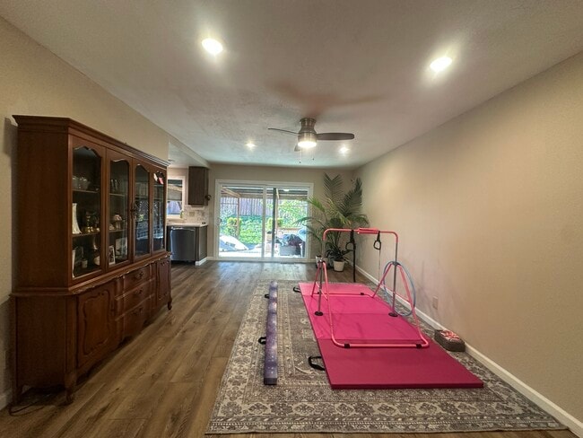 Building Photo - 1465 Madrone Way