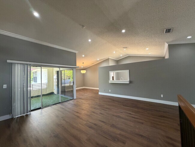 Foto del edificio - 323 Ives Dairy Rd