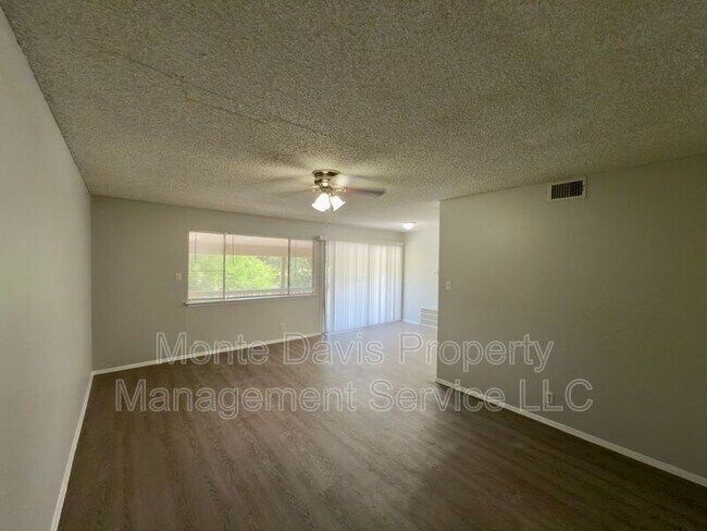 Foto del edificio - 8907 Parkfield Dr