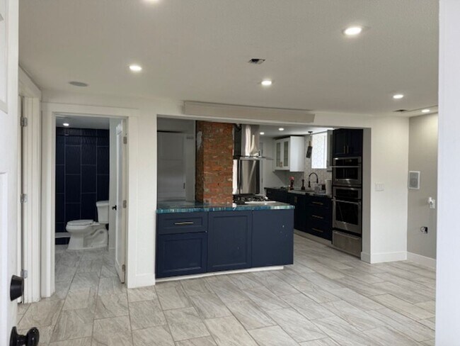 Building Photo - Fifth 801