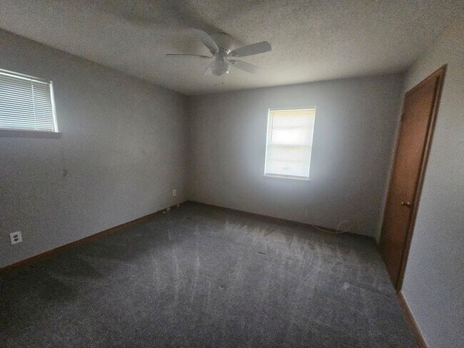 Foto del edificio - 4 Success is offering this 4 bedroom 2 bat...