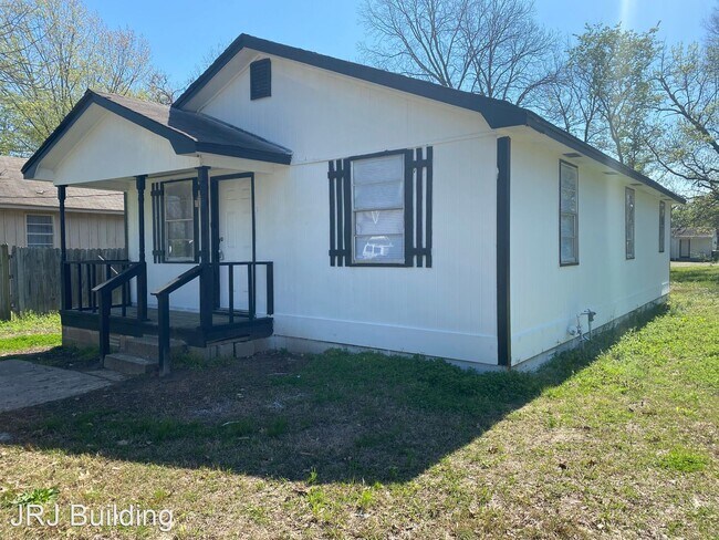Building Photo - 3 br, 1 bath House - 201 N. Oak Street