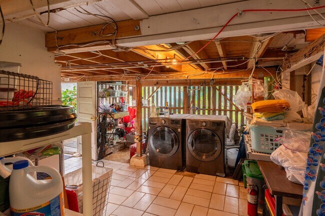 Foto del edificio - 398 Ohai St