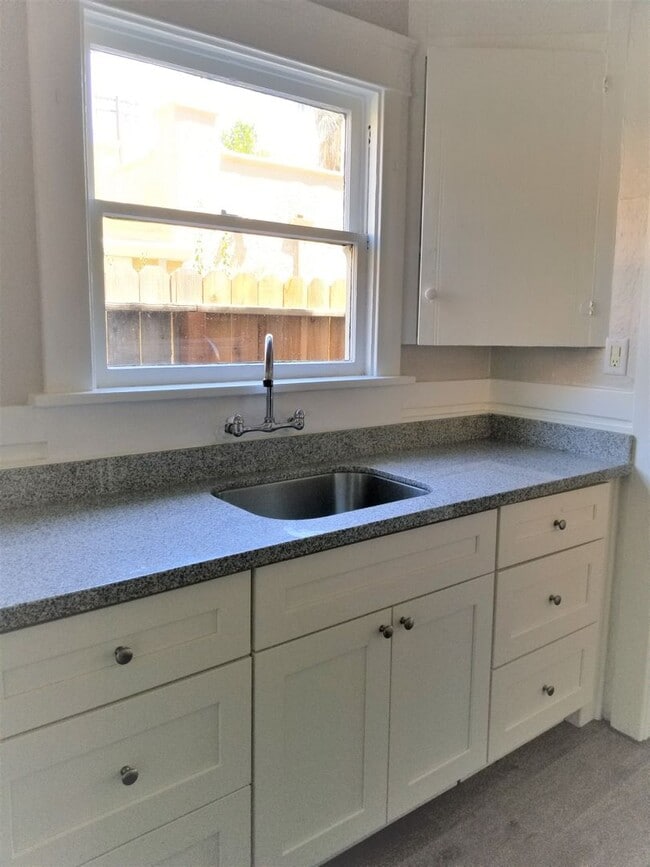 Building Photo - 401/403 Johnson