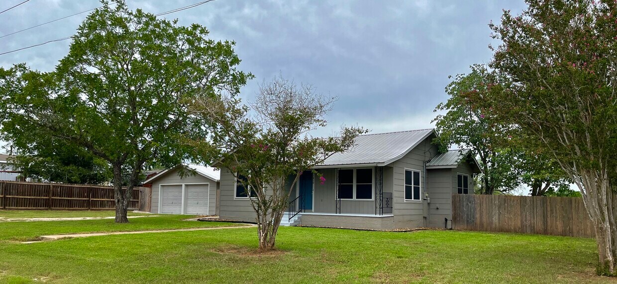 Foto principal - 1810 Railroad St