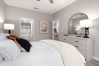 Building Photo - Niche