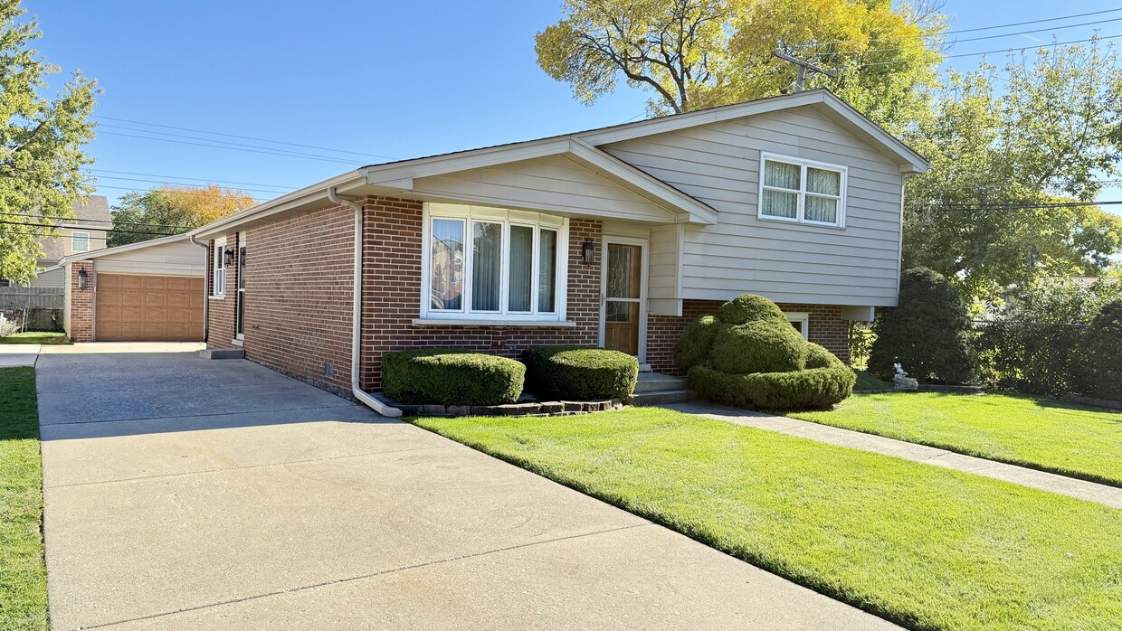 Primary Photo - 12913 Crestbrook Ct