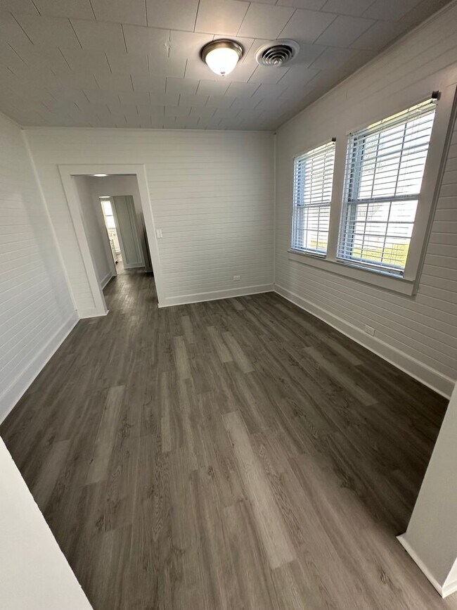 Foto del edificio - Luxury in Lockport-Newly Remodelled 4 Bedroom 2 Bath