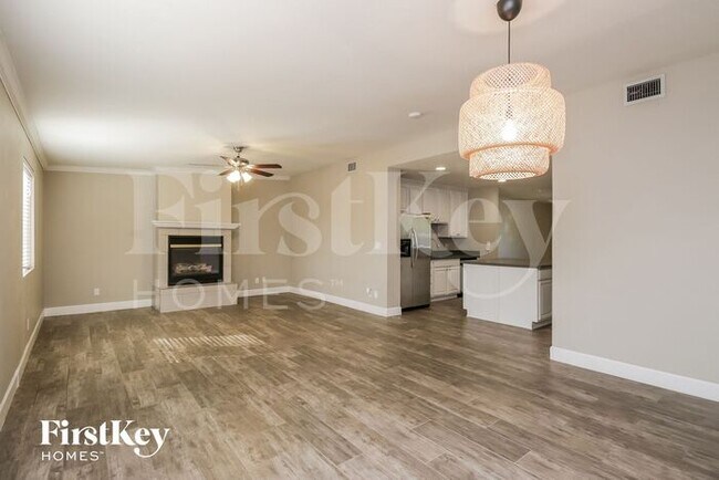Building Photo - 1001 E Seldon Ln