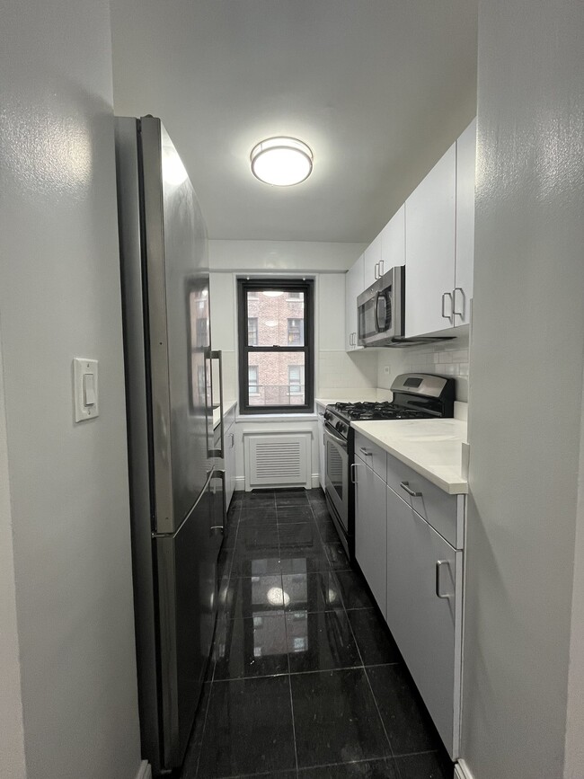Building Photo - 405 E 56th St