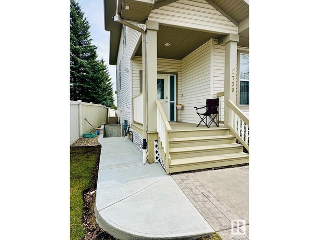 Photo du bâtiment - 1739 Tomlinson Common NW