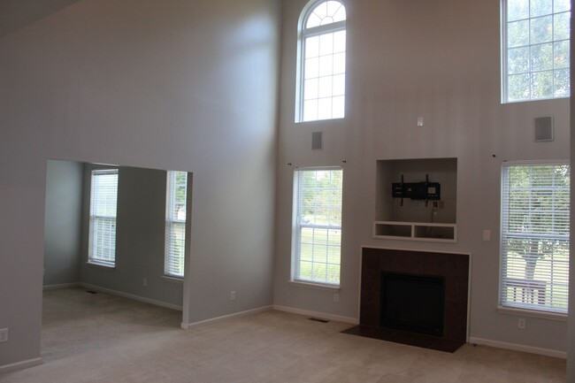 Foto del edificio - Spacious 5 Bedroom Home in Avon Schools!