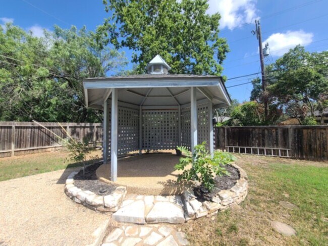 Foto del edificio - 4Br 3Fb