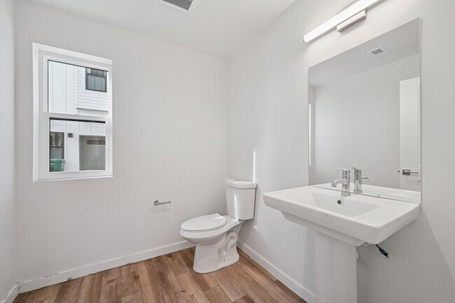 Foto del edificio - 1070 Balsam St