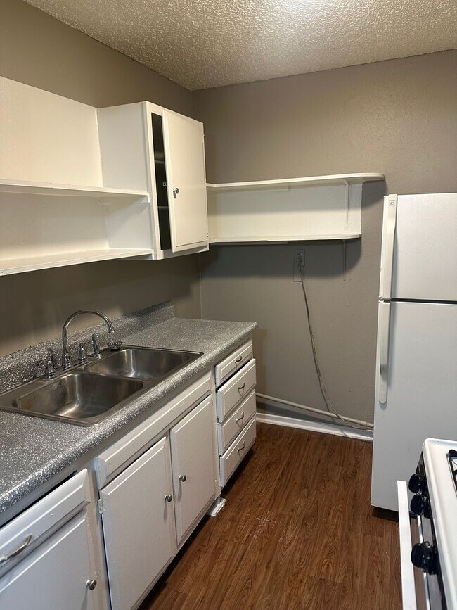 Building Photo - Brookview Duplex 6819