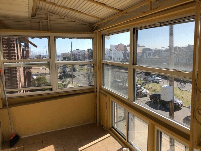 Foto del edificio - 264 Laurelton Blvd