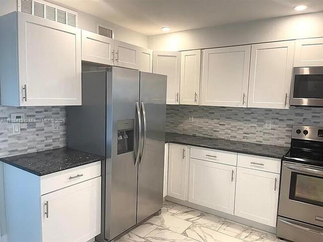 Building Photo - 112 Milton St