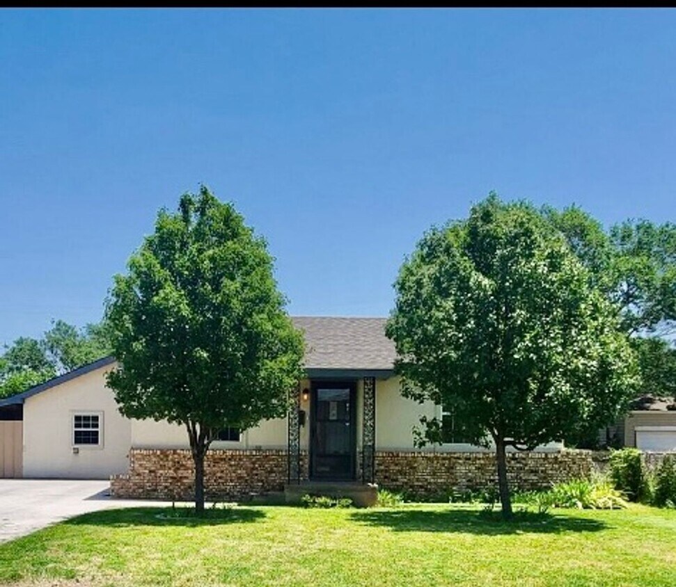 Primary Photo - Updated 4 bedroom home in South Lawn