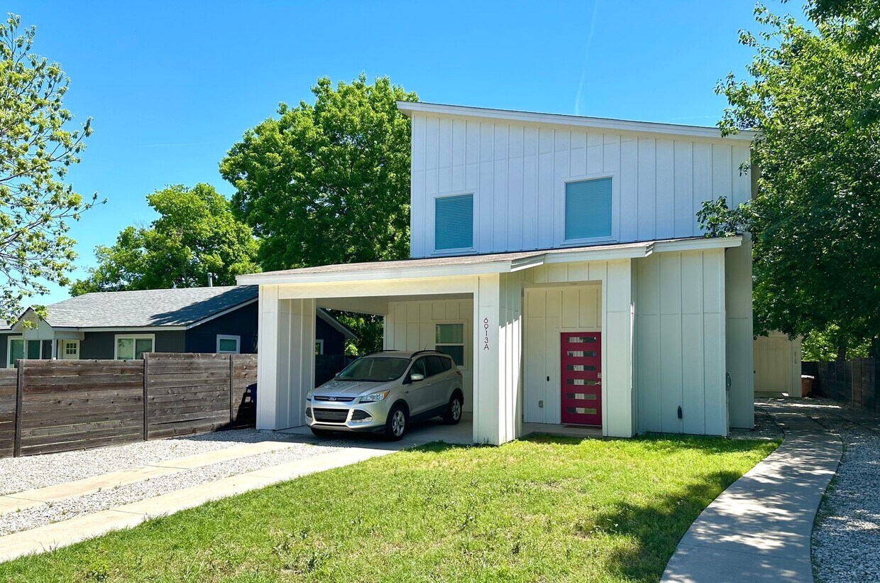 Primary Photo - Modern 2 bed/2.5 bath Central Austin Home