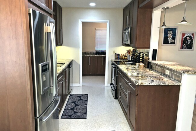 Building Photo - South Tampa 3 Bed, 2 Bath with Large Backyard