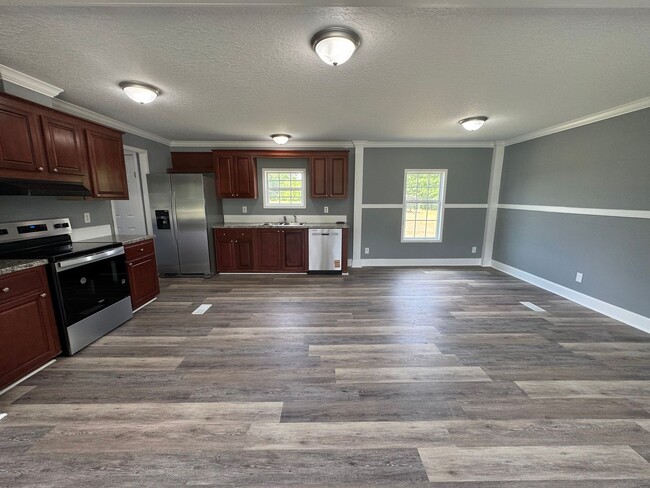 Building Photo - Loris - 3 Bedroom / 2 Bathroom Manufacture...