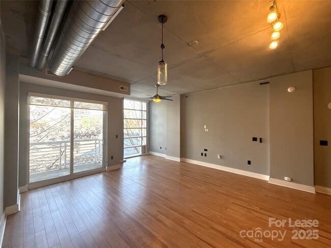 Building Photo - 505 E 6th St