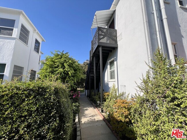 Foto del edificio - 10460 Eastborne Ave