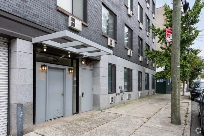 Foto del edificio - 924  Metropolitan Avenue