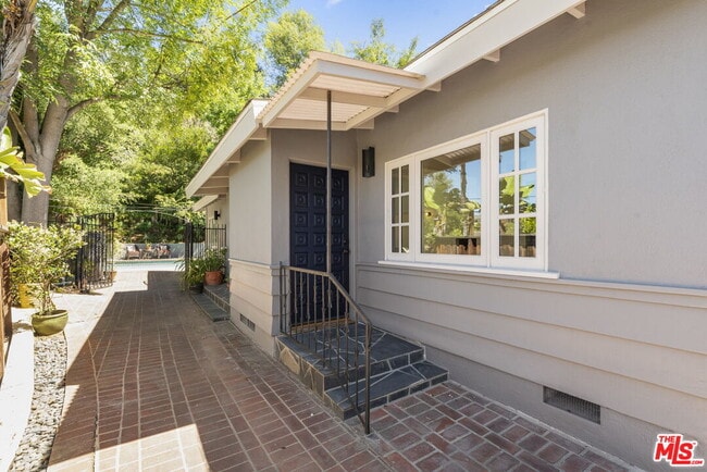 Building Photo - 2222 Sunset Crest Dr