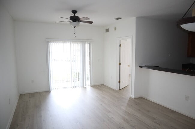 Foto del edificio - 8226 Green Parrot Rd