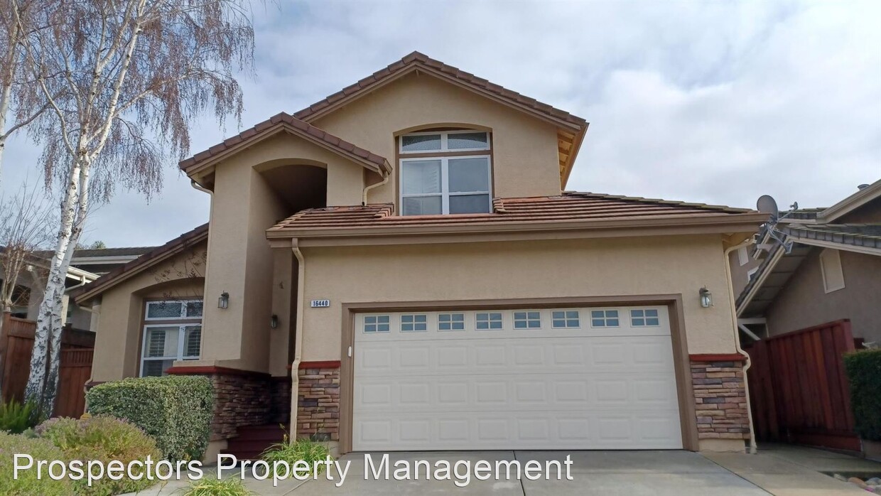 4 br, 2.5 bath House - 16440 Kings Canyon Ct Photo