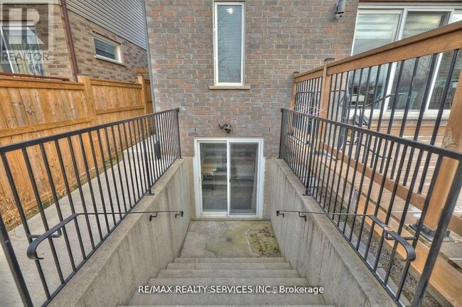 Building Photo - 6045 Ernest Cres