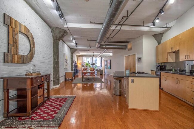 Spacious loft - 1620 Lucas Ave