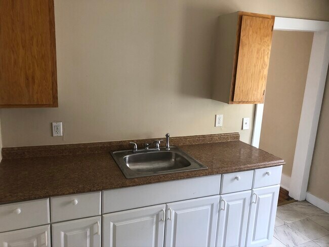Building Photo - 465 Hollenbeck St