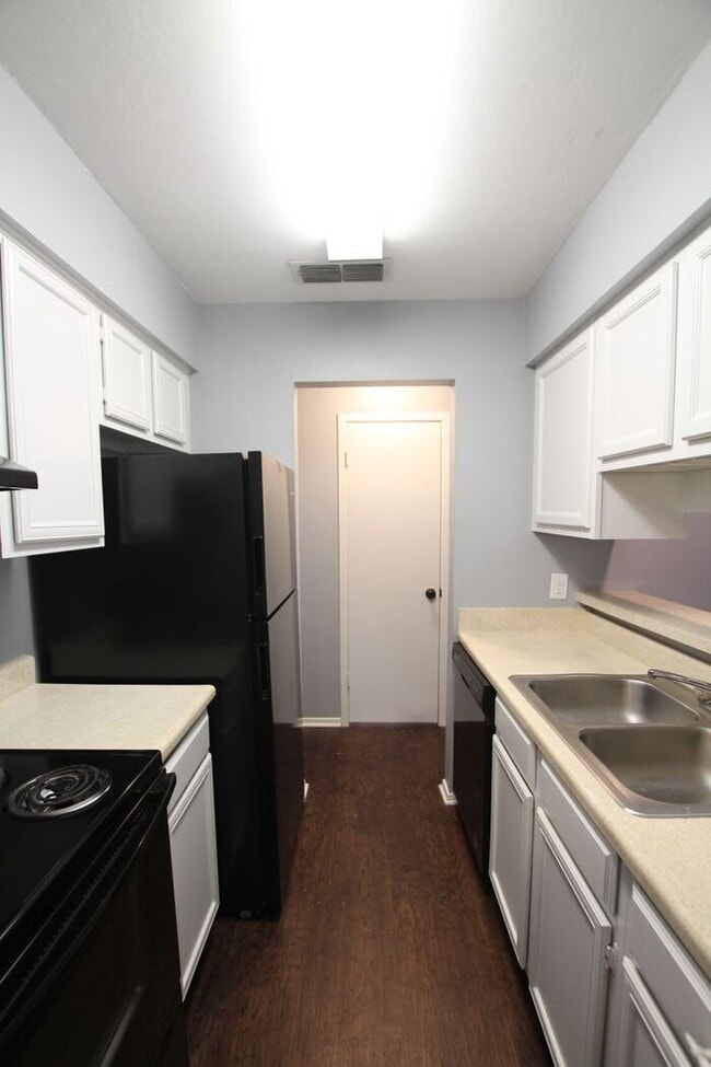 Building Photo - 1 Bedroom, 1 Bathroom Downstairs Apartment in Tyler! TOUR TODAY!