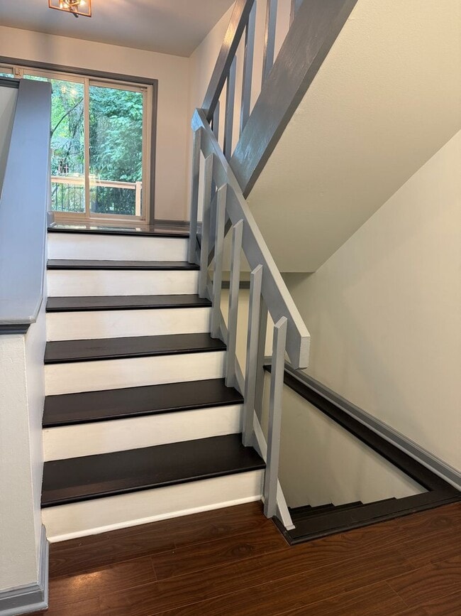 Foto del edificio - Centrally Located 2 BED/1.5 BATH TOWNHOME ...