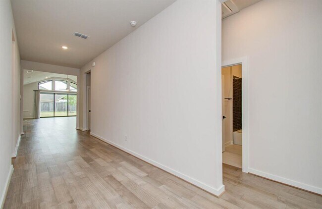 Foto del edificio - 16210 Bluegill Dr