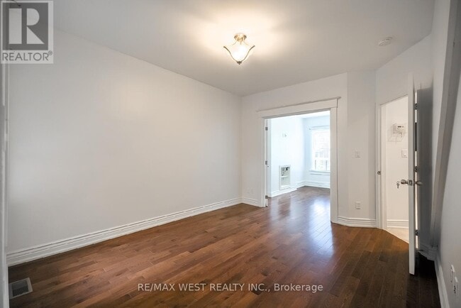 Photo du bâtiment - 108 Armstrong Ave