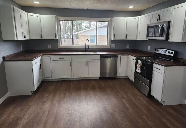 Building Photo - *LEASED* 4/3, 2644 sqft, 1/2 ac. lot, Home...