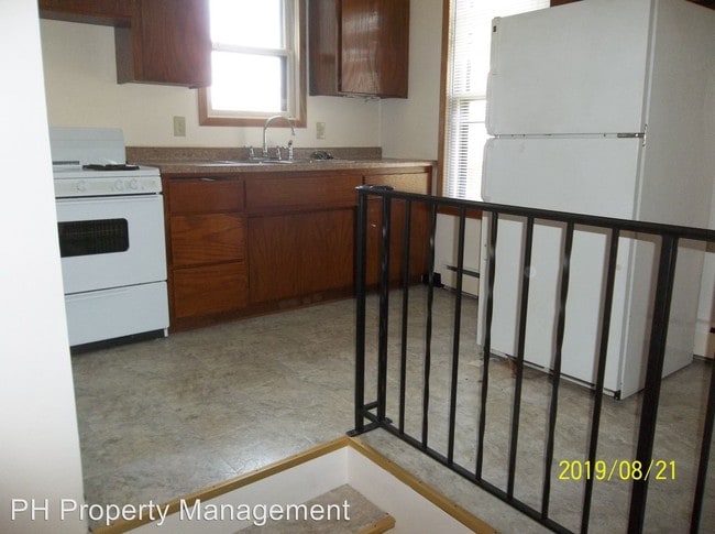 Building Photo - 1 br, 1 bath Apartment - 579 Laurel Avenue