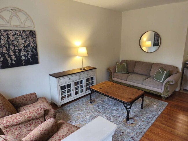 Building Photo - Well-Kept Ashburn Village Townhouse with T...