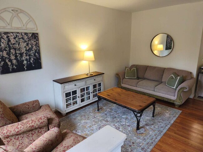 Foto del edificio - Well-Kept Ashburn Village Townhouse with T...