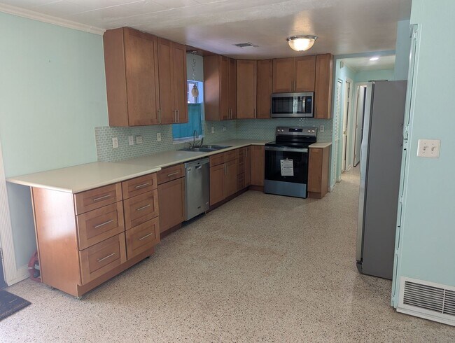Foto del edificio - For Rent: 4 Bedroom, 3  Bathroom, Office/Den, Sunroom/Florida room, Large Shed, Huge backyard