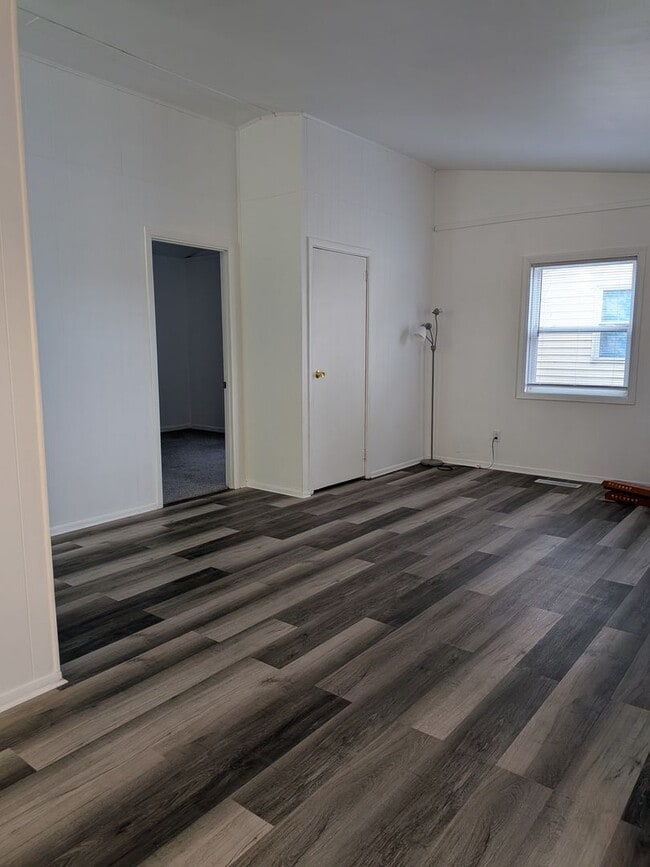 Building Photo - 3 bedroom available for an immediate move!