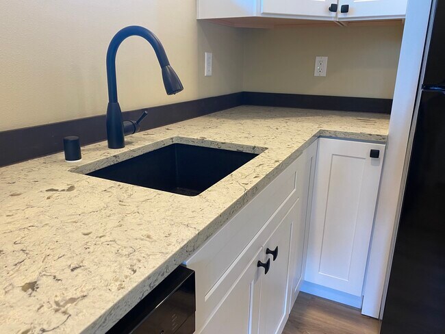 Quartz Countertops - 1704 Eagles Nest Pl SE