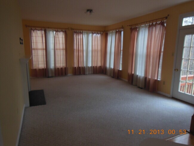 Foto del edificio - "COMING SOON" Spacious 4 + 2.5 SFH + Renov...