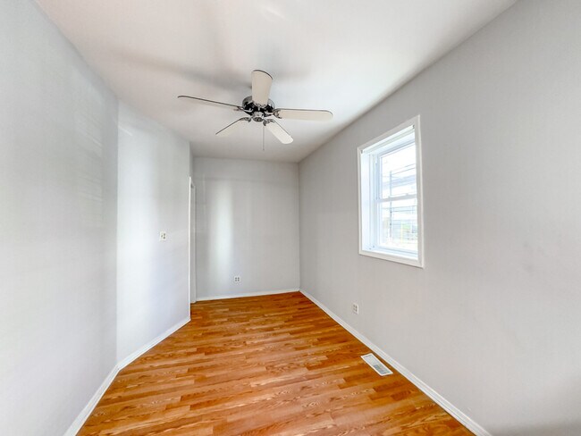 Building Photo - 2458 N Clybourn Ave