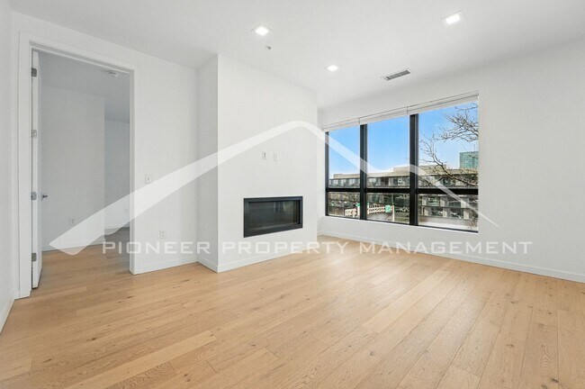 Building Photo - Spacious Condo with Central AC and Parking!