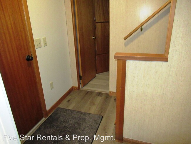 Building Photo - 4 br, 2.5 bath House - 400 W 10th Street