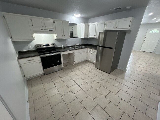 Building Photo - 4804 Cedarhill Cir
